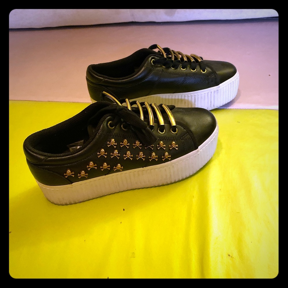 Jeffrey Campbell platform sneaker. Skull details.